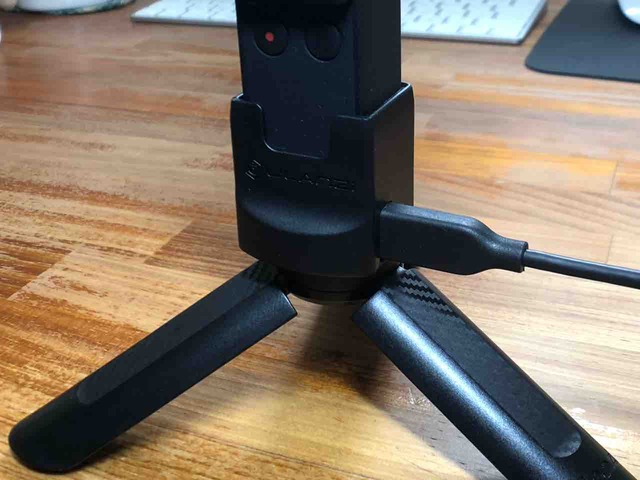「Ulanzi OP2 Osmo Pocket ホルダー」：三脚にもクリップにも繋いだまま充電できるコネクタ