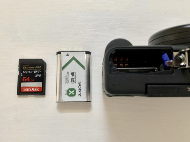 ZV-1のバッテリーとSDカード