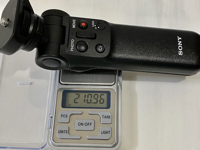 ZV-1シューティンググリップ幅49.5×高さ173.0×奥行42.0mm。三脚状態時は幅146.5×高さ133.5×奥行163.0mm。
重さは実測で210g(公称215g)