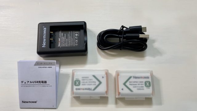 Newmowa NP-BX1 充電器キット同梱品、充電器、microUSBケーブル、NP-BX1互換バッテリーが２個、そして取説