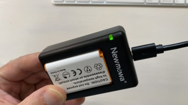 Newmowa NP-BX1 充電器キット充電が完了すると、LEDランプが緑色に変わります