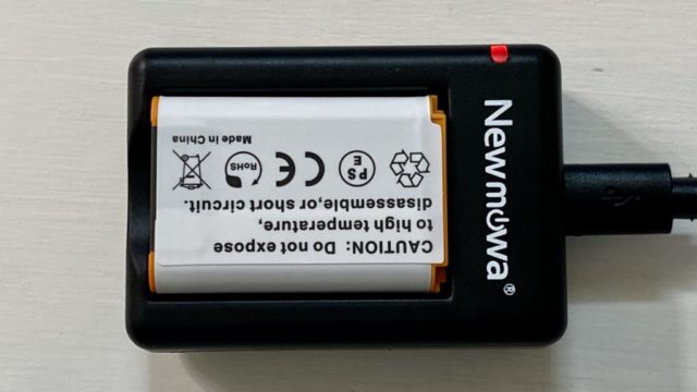 Newmowa NP-BX1 充電器キット充電中はLEDランプが赤く光ります