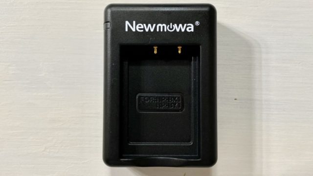 Newmowa NP-BX1 充電器キットサイズは65×45×21mm、重さは23g