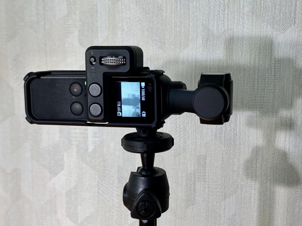 PolarPro Tripod Mount（OsmoPocket用三脚マウント）は側面ネジで三脚に固定すると縦長動画を撮影することができる